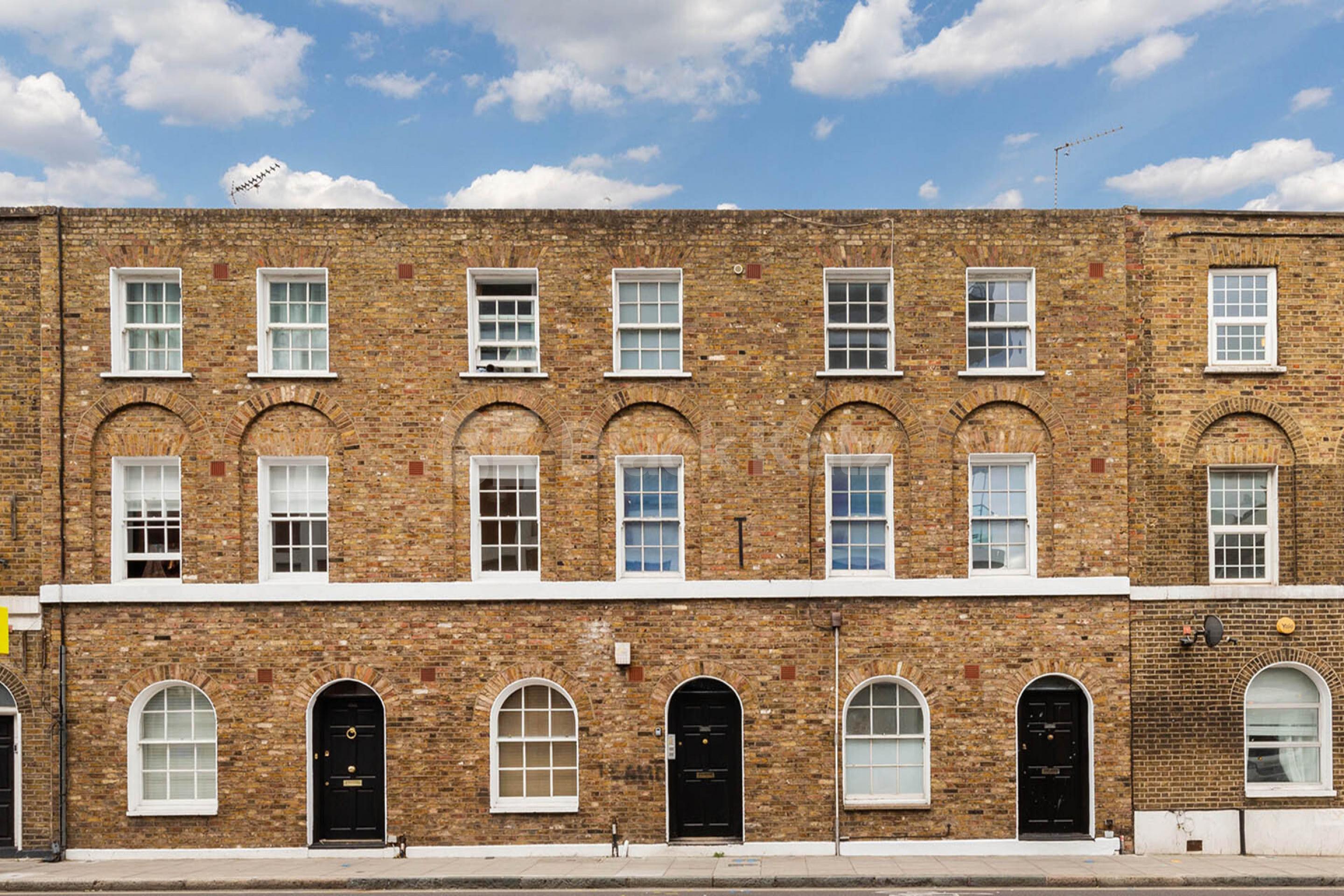 modern and stylish studio property located on the first floor in Islington New North Road, Islington  N1